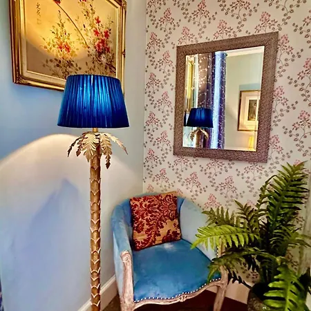 ホームステイ Charming Victorian House *